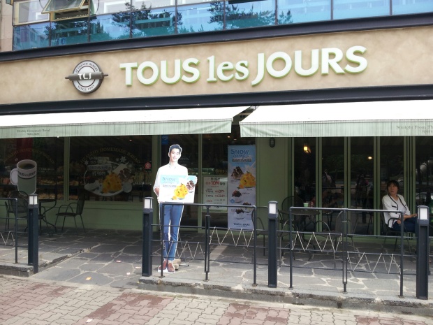 61. Tous les Jours. The other big bakery chain that doesn't seem to get as much love as PB. I had a cup of Americano at a location near one of my schools recently, two-shot. And, I have to say, I thought it was pretty decent stuff.