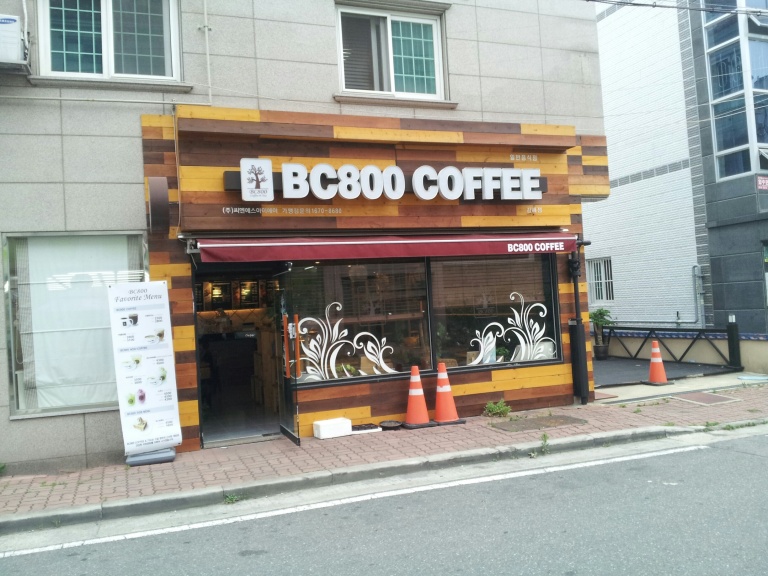 What does the BC in BC800 stand for? Before Christ? Before Coffee? 800 years before coffee? I'm so confused. This chain's location was photographed in Samgye, Gimhae.